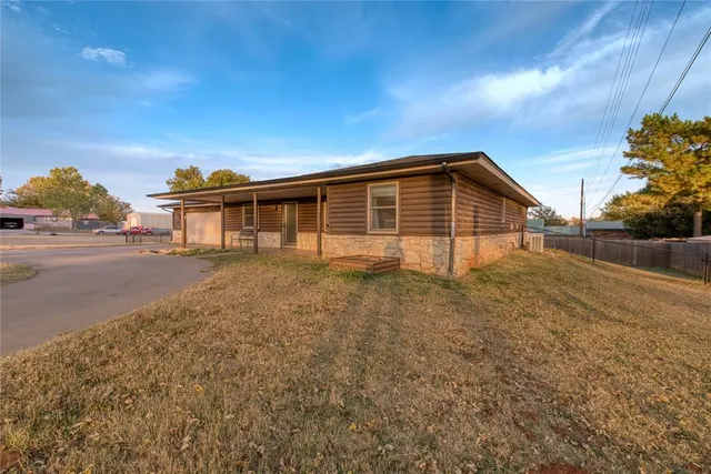 Photo 3 — 202 N Otis Avenue, Elk City, OK 73644