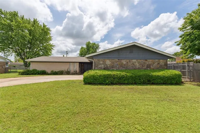Front exterior — 1009 Cherokee Place, Lindsay, OK 73052