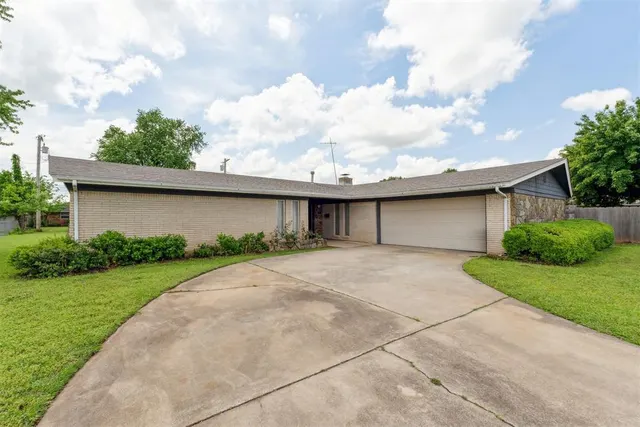 Photo 2 — 1009 Cherokee Place, Lindsay, OK 73052