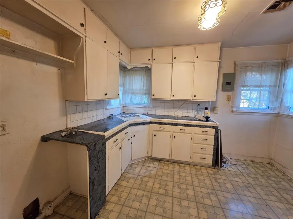 Photo 9 — 717 NE 16th Street, Oklahoma City, OK 73104