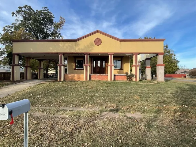 Front exterior — 220 N 8th Street, Clinton, OK 73601