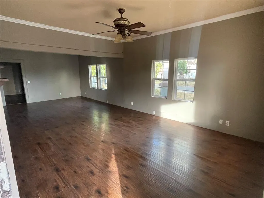 Photo 2 — 220 N 8th Street, Clinton, OK 73601