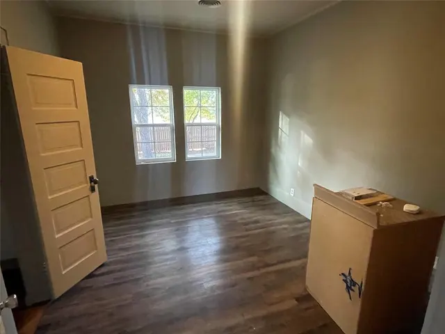 Photo 5 — 220 N 8th Street, Clinton, OK 73601