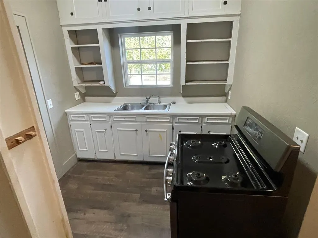 Photo 7 — 220 N 8th Street, Clinton, OK 73601