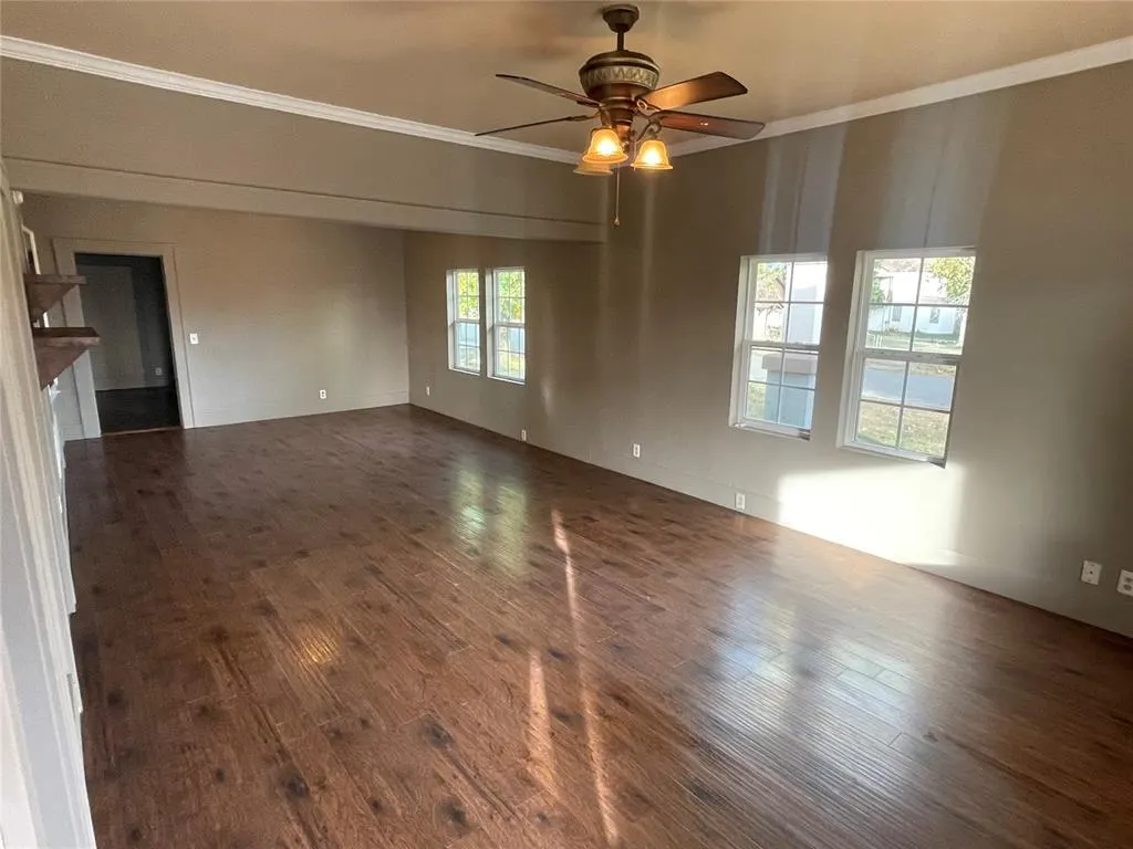 Photo 9 — 220 N 8th Street, Clinton, OK 73601