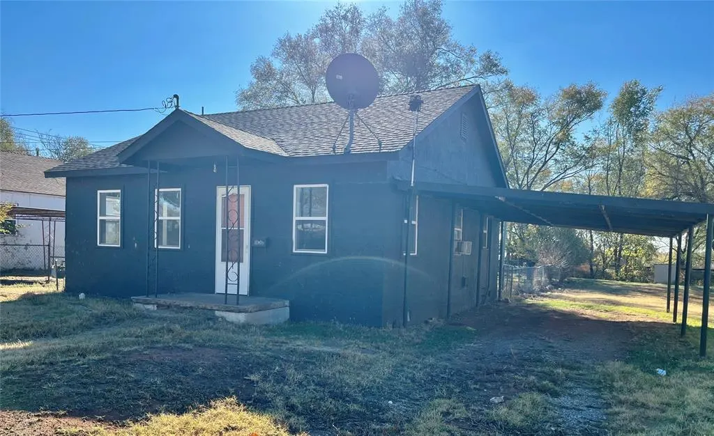 Photo 2 — 404 E Poplar Avenue, Sayre, OK 73662
