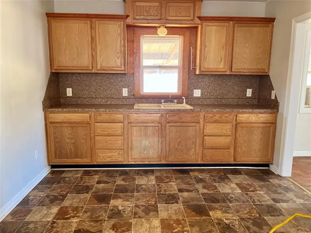 Photo 9 — 404 E Poplar Avenue, Sayre, OK 73662