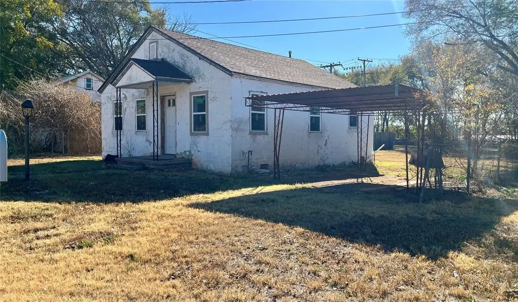 Front exterior — 406 E Poplar Avenue, Sayre, OK 73662