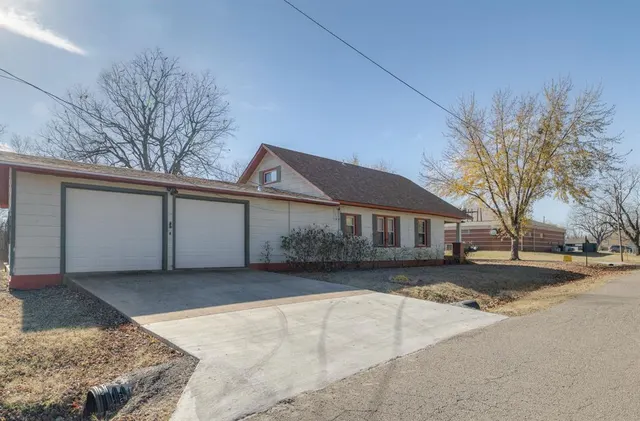 Photo 2 — 613 N Wineblood Street, Checotah, OK 74426