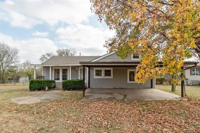 Photo 2 — 701 E Scissortail Lane, Cushing, OK 74023