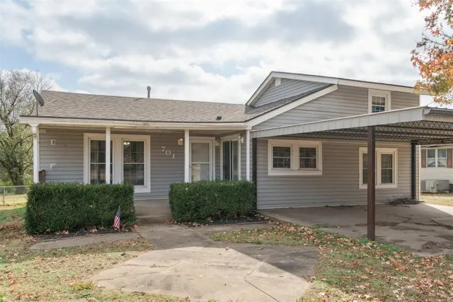 Photo 3 — 701 E Scissortail Lane, Cushing, OK 74023