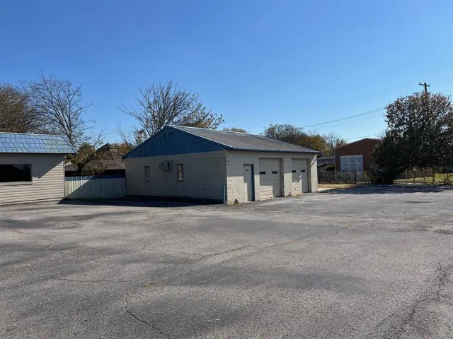 Photo 3 — 936 NW Grand Avenue, Ardmore, OK 73401