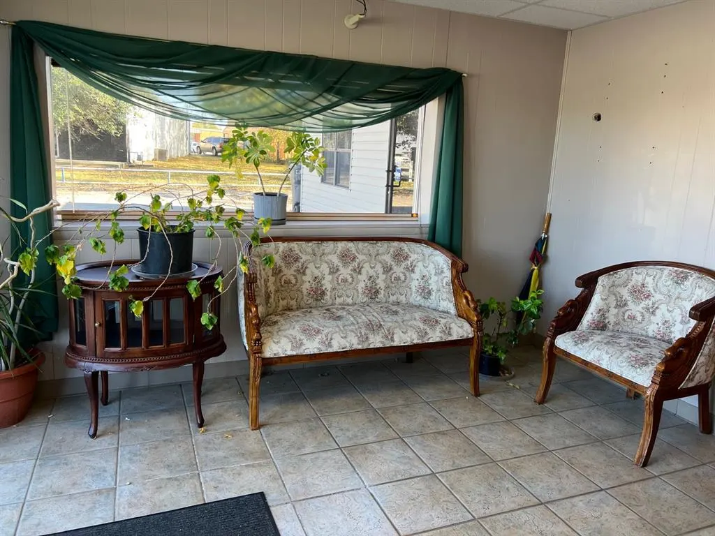 Photo 5 — 936 NW Grand Avenue, Ardmore, OK 73401