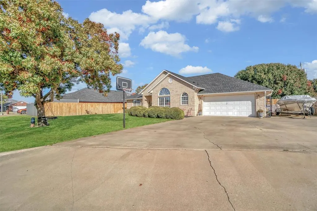 Photo 2 — 3100 Mallard Circle, Altus, OK 73521
