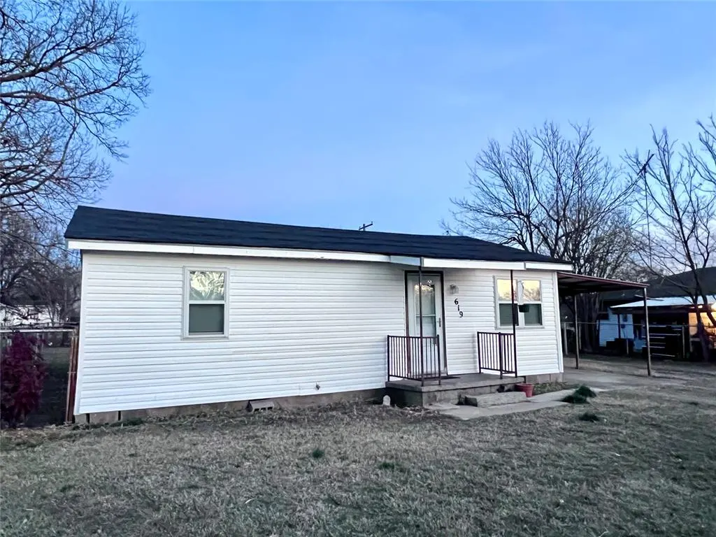 Photo 2 — 619 N Hyden Street, Stratford, OK 74872