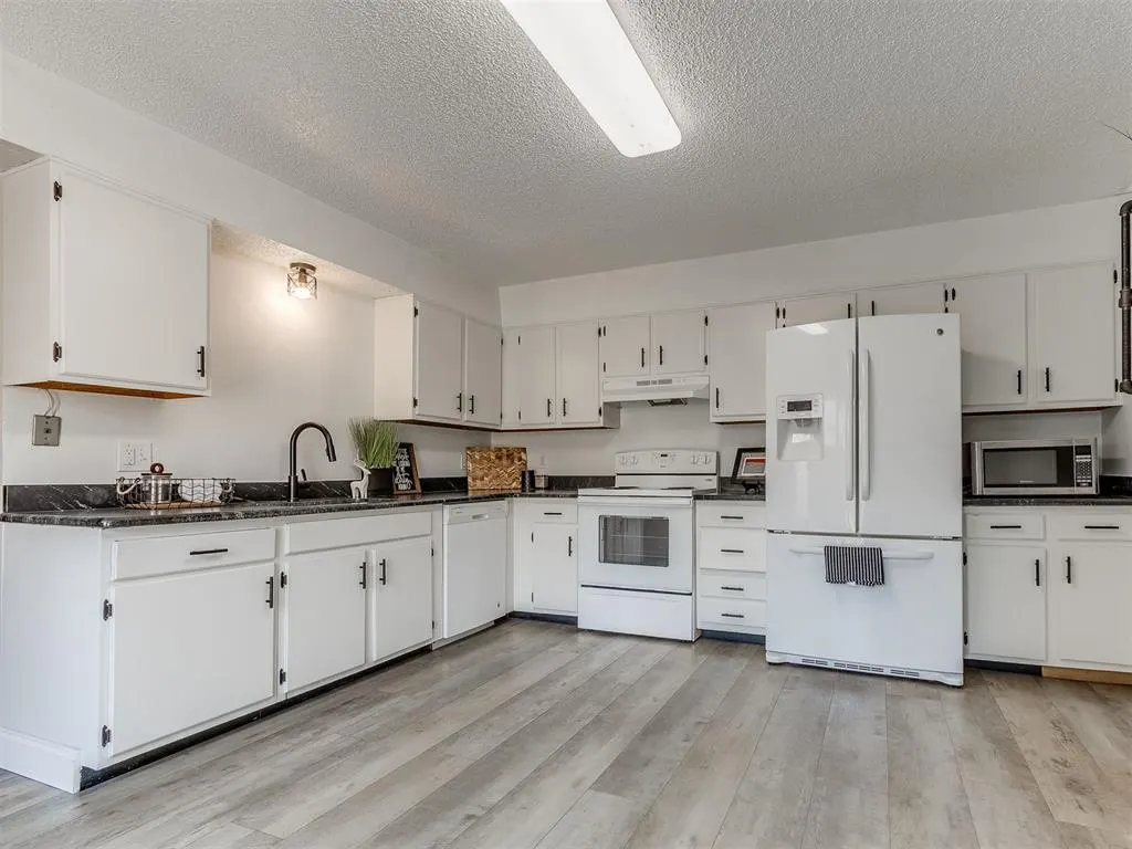 Photo 7 — 9719 Hefner Village Boulevard, Oklahoma City, OK 73162
