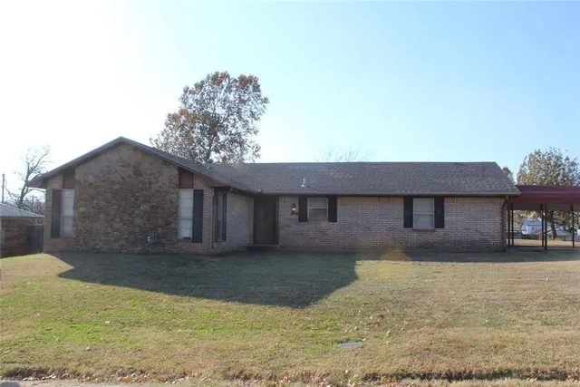Front exterior — 211 N Dewey Avenue, Chandler, OK 74834