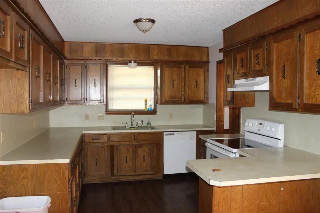 Photo 2 — 211 N Dewey Avenue, Chandler, OK 74834