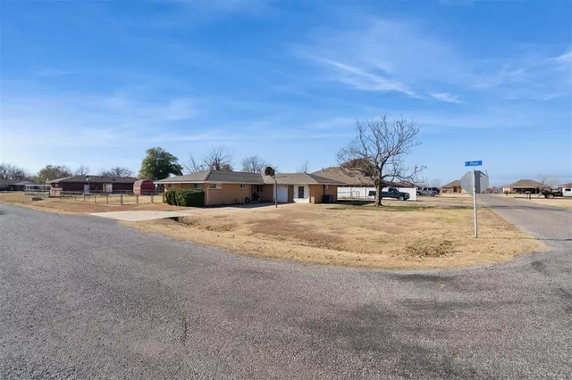 Front exterior — 111 N Plum Avenue, Union City, OK 73090