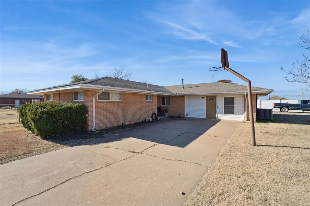 Photo 2 — 111 N Plum Avenue, Union City, OK 73090
