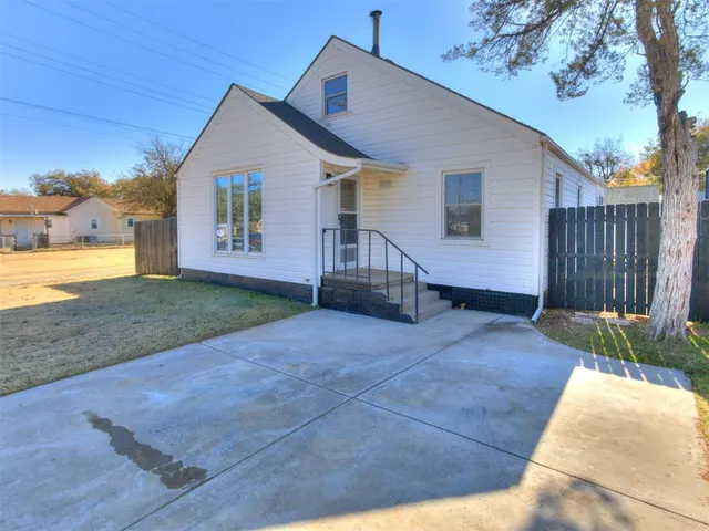 Photo 3 — 315 W Toronto Avenue, Kingfisher, OK 73750