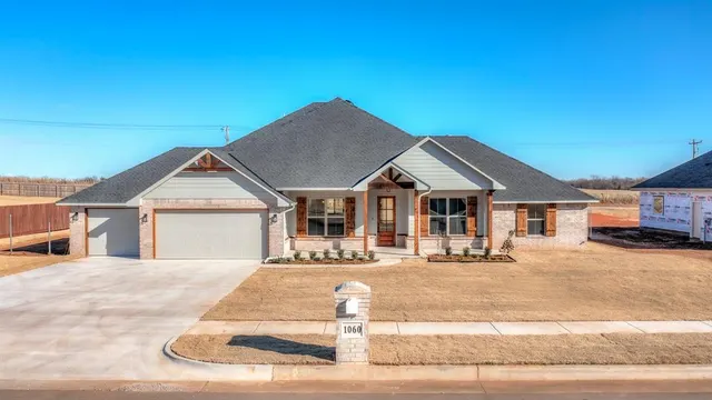 Front exterior — 1060 Maverick Pass, Piedmont, OK 73078