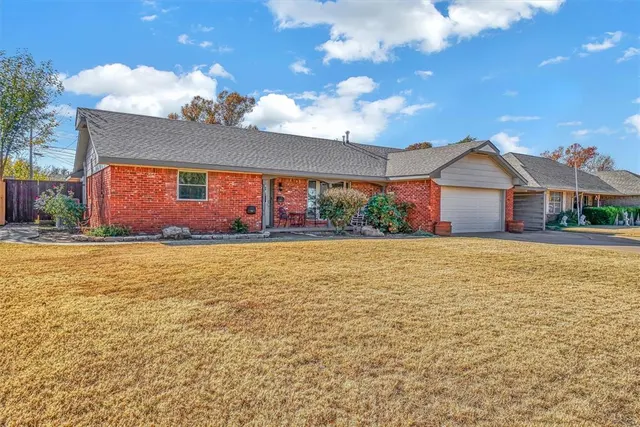 Front exterior — 304 N Cardinal Circle, Altus, OK 73521