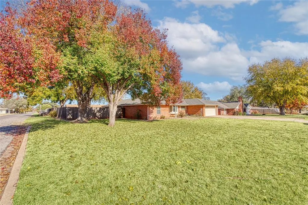 Photo 2 — 1421 W B Avenue, Elk City, OK 73644