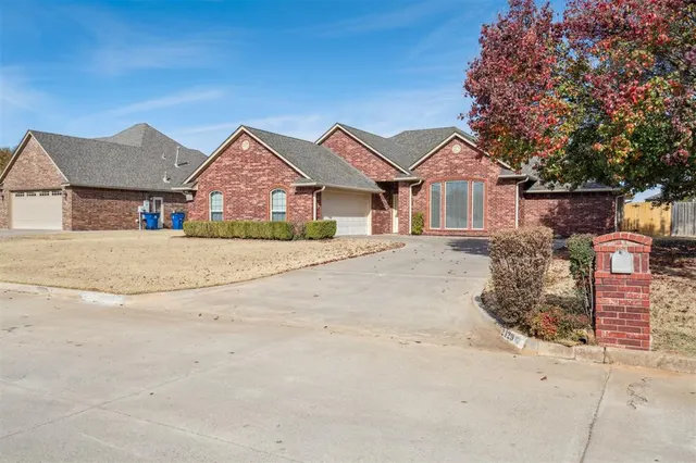 Photo 2 — 2129 W Mallard Drive, Duncan, OK 73533