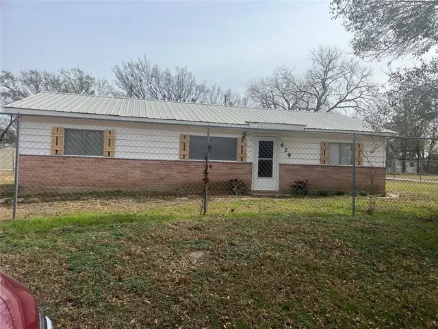 Front exterior — 629 S Lamar Avenue, Earlsboro, OK 74840