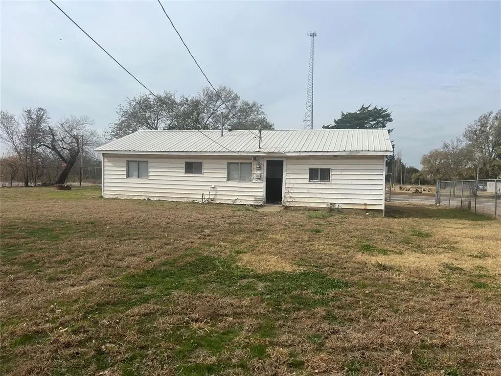 Photo 21 — 629 S Lamar Avenue, Earlsboro, OK 74840