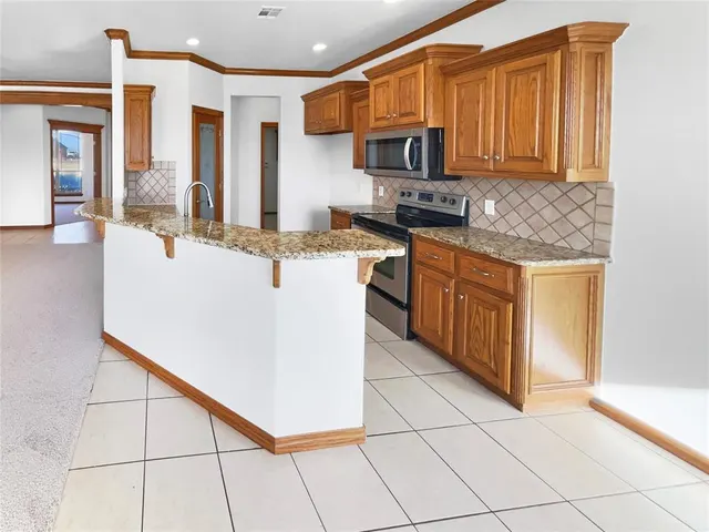Photo 2 — 1306 Songbird Lane, Blanchard, OK 73010