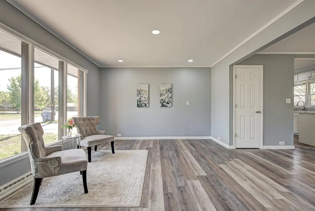 Photo 2 — 2906 W Broadway Avenue, Enid, OK 73703