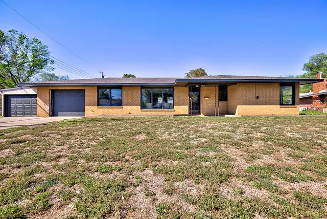 Front exterior — 2906 W Broadway Avenue, Enid, OK 73703
