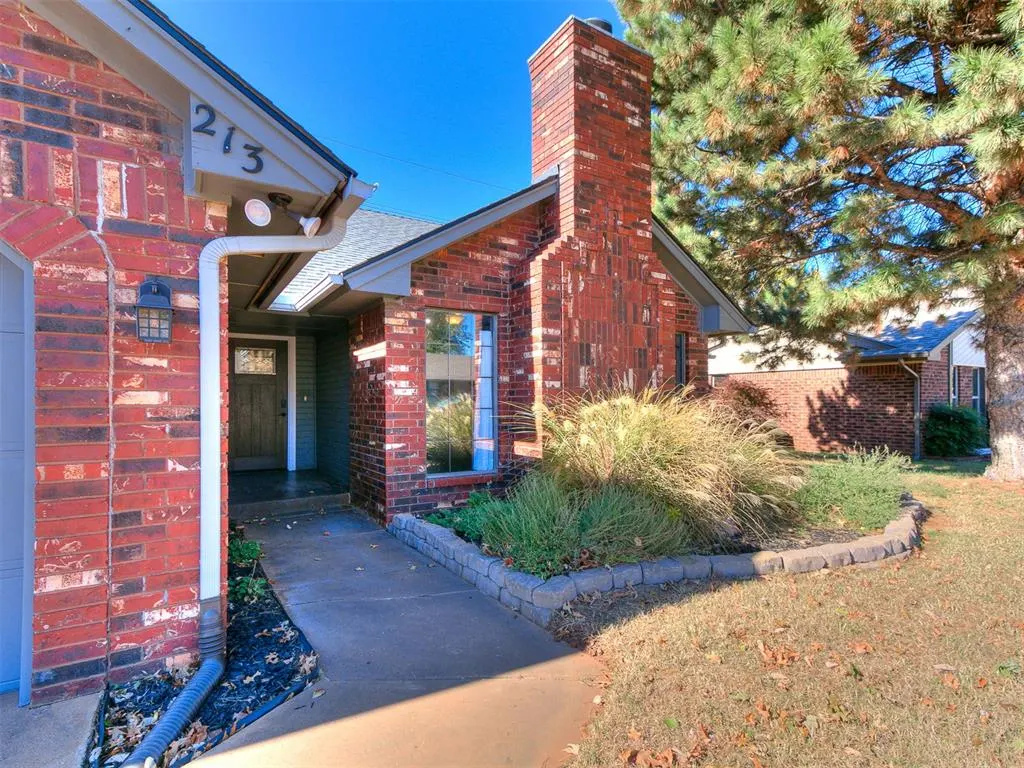 Photo 3 — 213 N Rockypoint Drive, Edmond, OK 73003