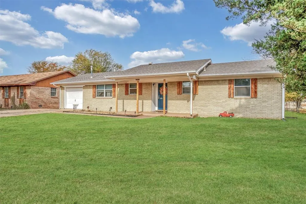 Front exterior — 105 W 12th Street, Snyder, OK 73566