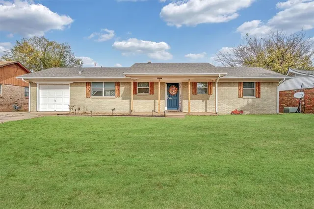 Photo 2 — 105 W 12th Street, Snyder, OK 73566