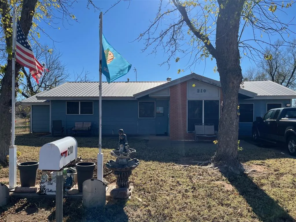 Photo 2 — 210 Hoover Circle, Elk City, OK 73644