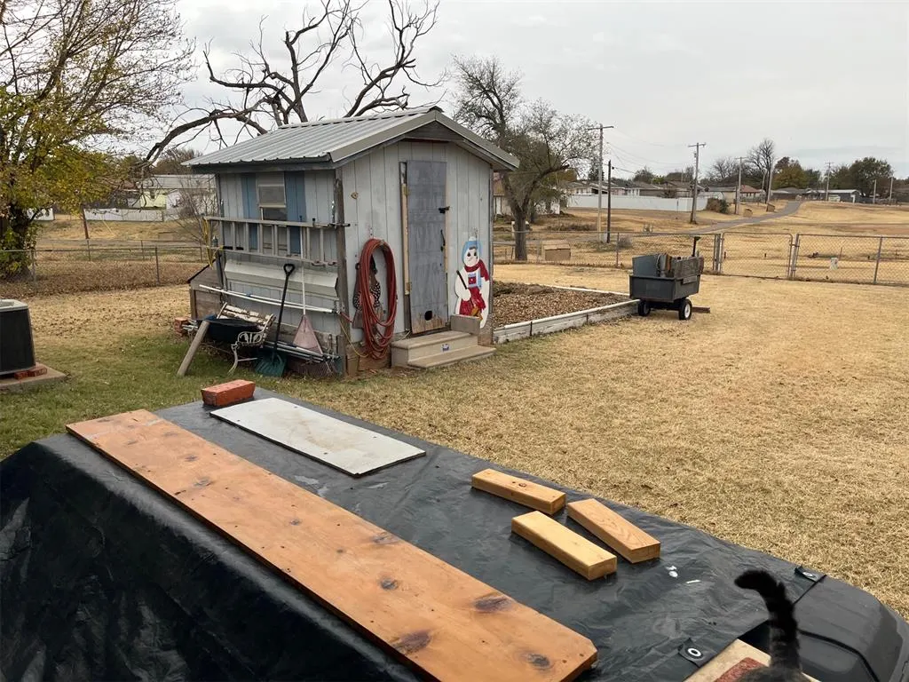Photo 11 — 210 Hoover Circle, Elk City, OK 73644