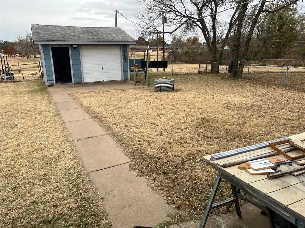 Photo 12 — 210 Hoover Circle, Elk City, OK 73644