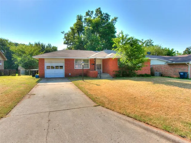 Photo 2 — 1539 N Pennsylvania Avenue, Shawnee, OK 74804
