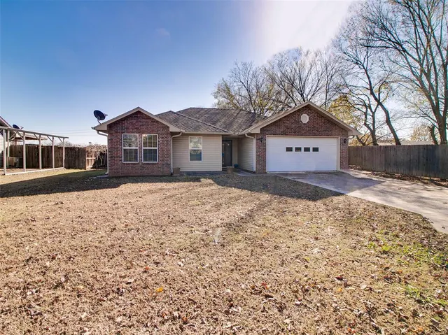 Front exterior — 912 W Oak Street, Stroud, OK 74079