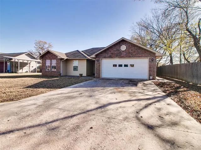 Photo 2 — 912 W Oak Street, Stroud, OK 74079