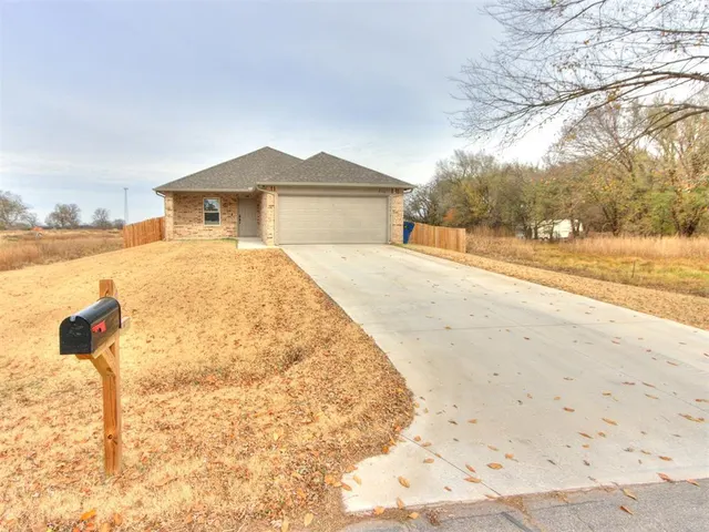 Photo 2 — 219 E Center Street, Lexington, OK 73051