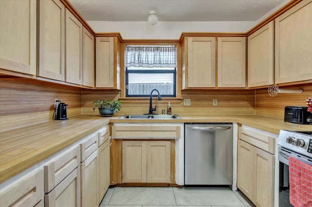 Photo 5 — 1208 Kingston Drive, Yukon, OK 73099