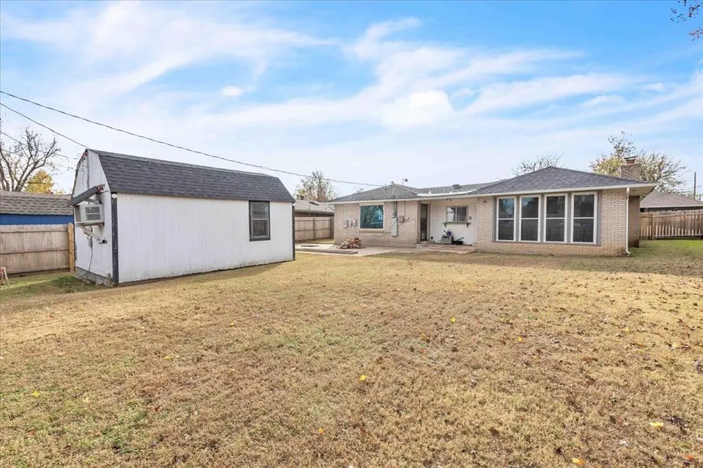 Photo 12 — 1208 Kingston Drive, Yukon, OK 73099