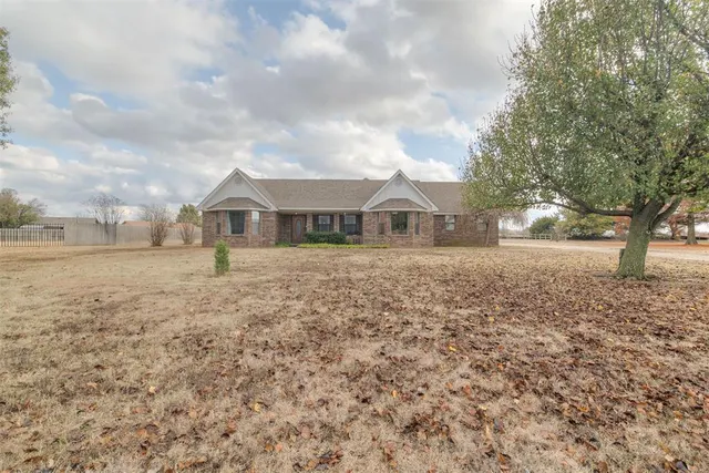 Front exterior — 2303 Lakewood Drive, Chickasha, OK 73018