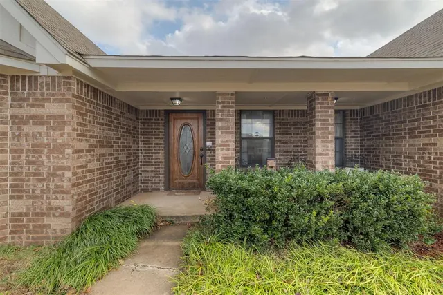 Photo 3 — 2303 Lakewood Drive, Chickasha, OK 73018
