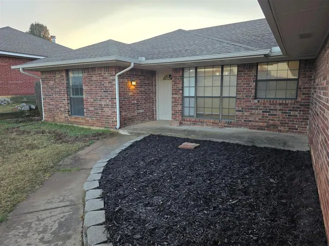 Photo 2 — 1917 Overland Trail, Choctaw, OK 73020