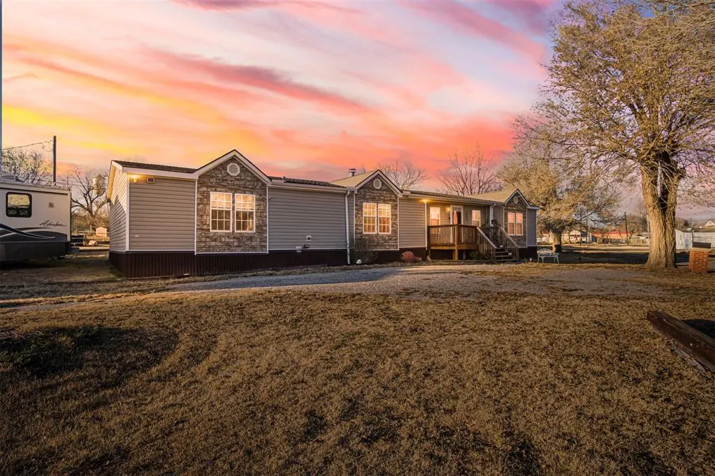 Front exterior — 425 Caddo Place, Geary, OK 73040